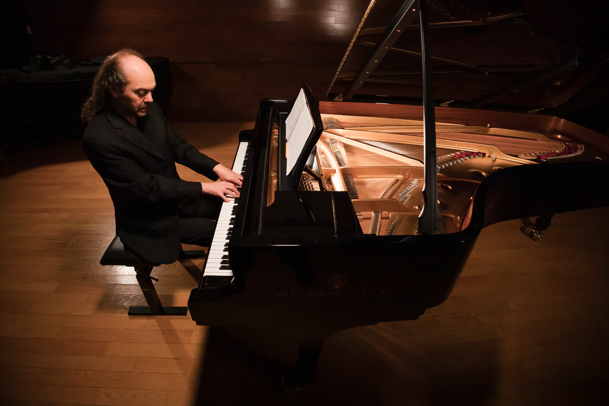 Octavio Vázquez playing a concert grand piano