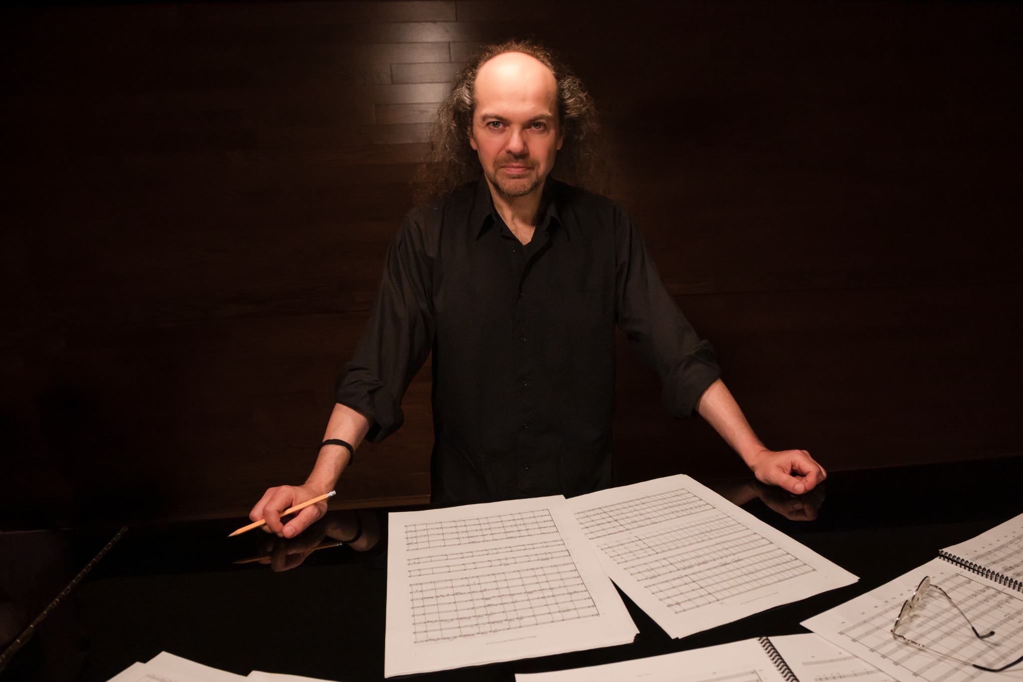 Octavio Vázquez surrounded by orchestral scores