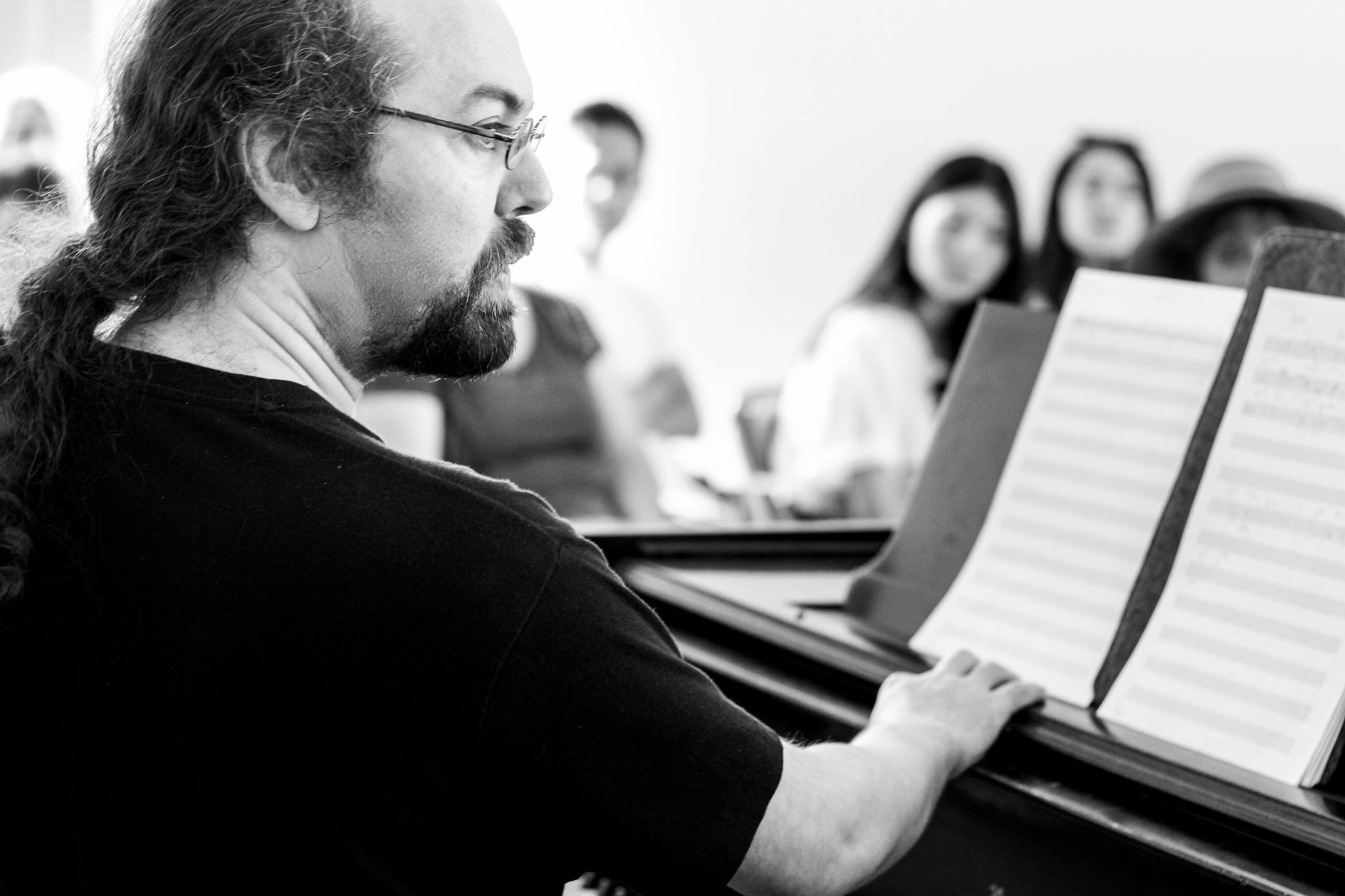 Octavio Vázquez leading a workshop at I-Park